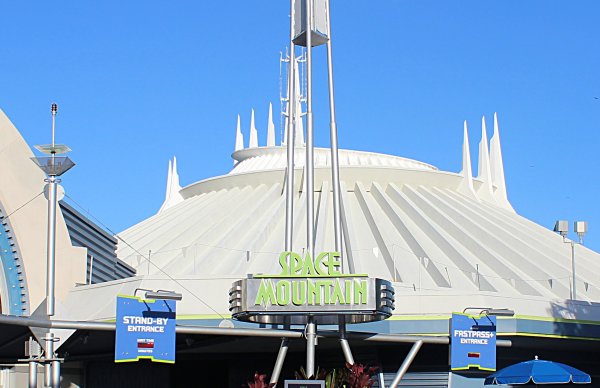 Photo of the Space Mountain Wait Time Sign and Standby Line / FastPass+ Line